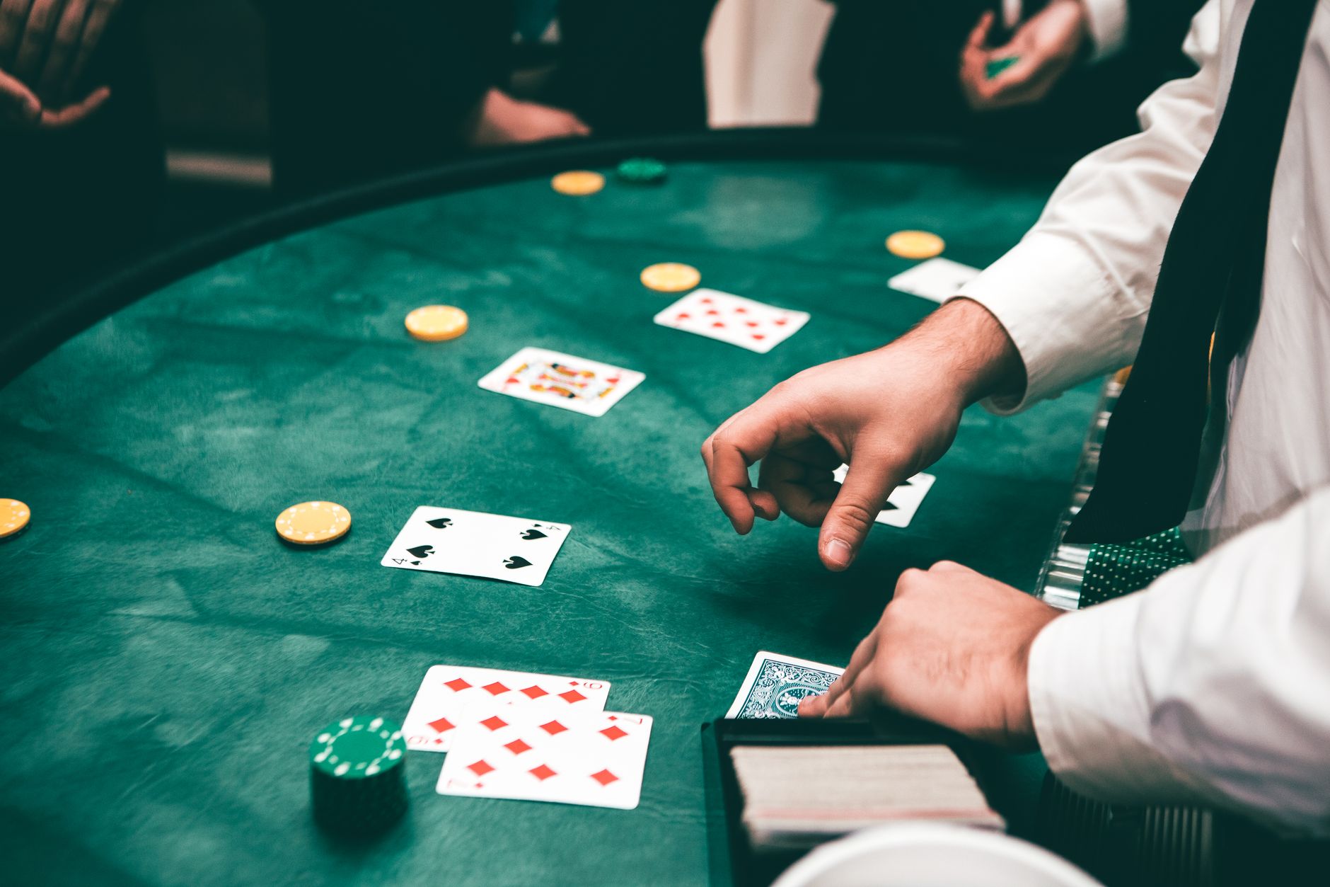 线上PLO牌局差异解析：为何高额桌在不同平台分布不同？（实战示例）