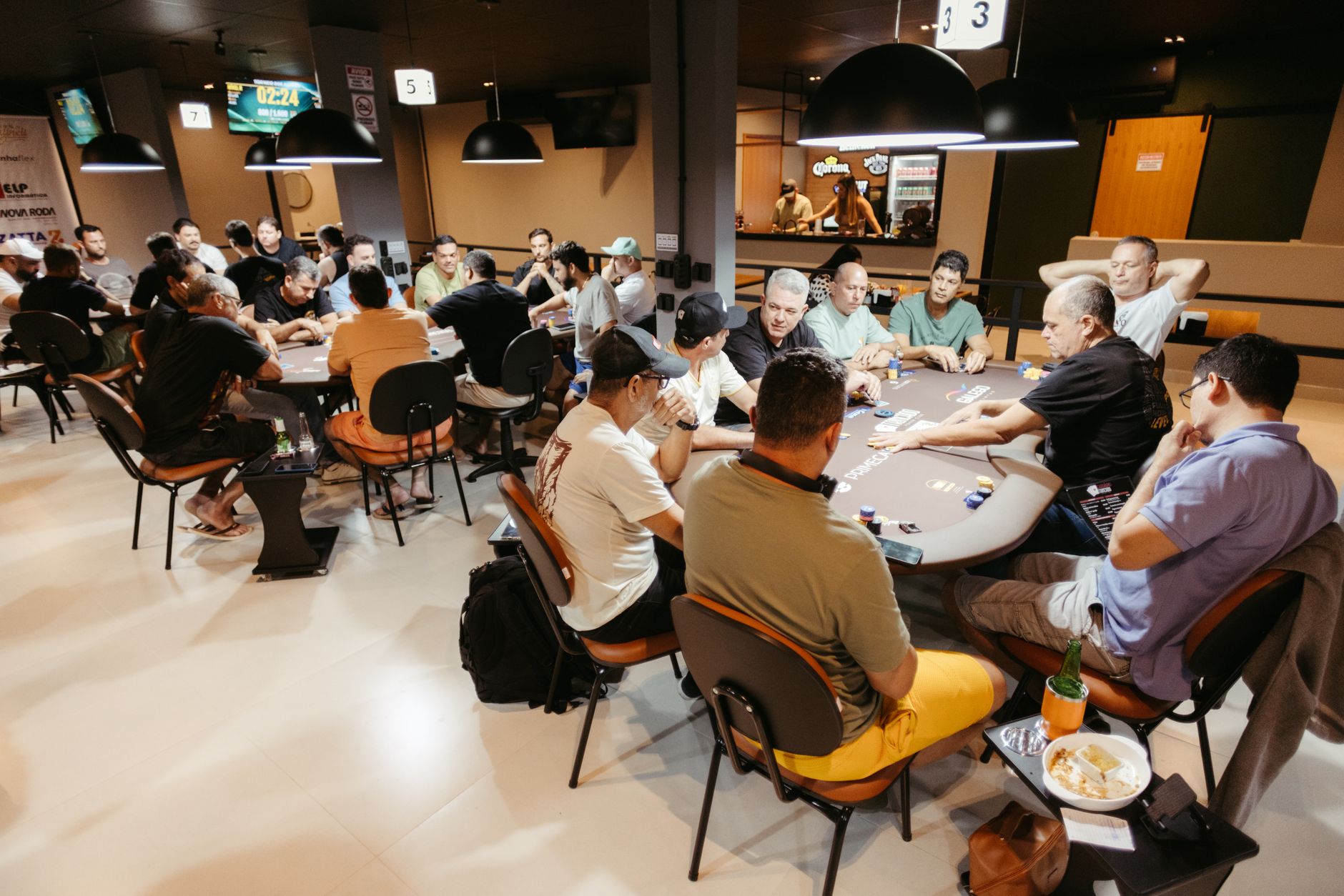 WSOP主赛夺冠概率分析：从数学到心理的四大关键维度（要点图解）